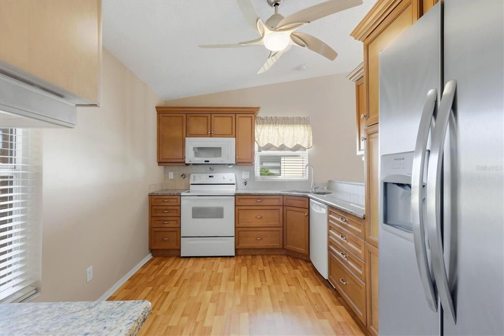 For Sale: $225,000 (2 beds, 2 baths, 1072 Square Feet)