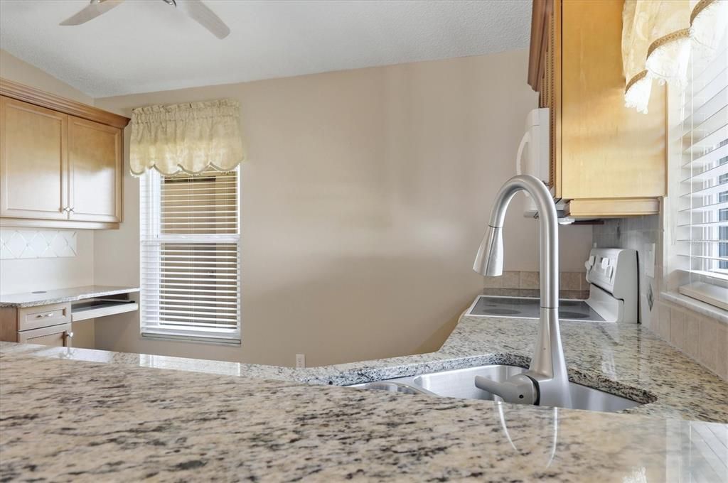 For Sale: $225,000 (2 beds, 2 baths, 1072 Square Feet)