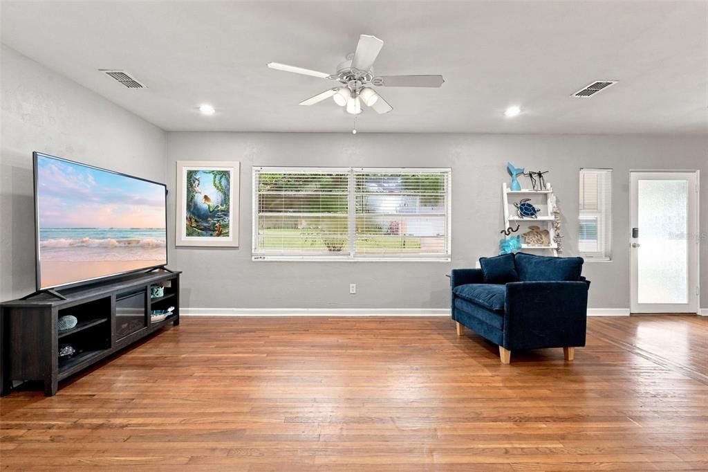 For Sale: $269,900 (3 beds, 1 baths, 1188 Square Feet)