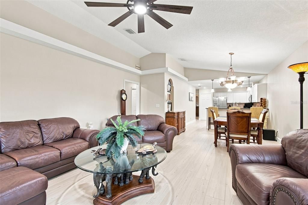 En Venta: $739,900 (3 camas, 2 baños, 1728 Pies cuadrados)