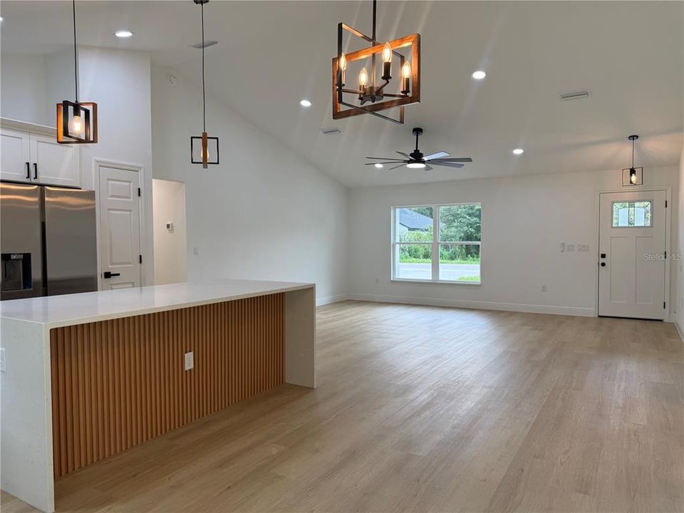 For Sale: $272,500 (3 beds, 2 baths, 1402 Square Feet)