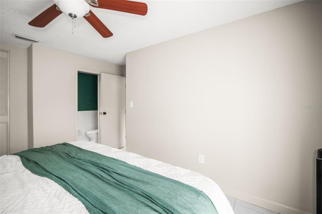 For Rent: $2,200 (2 beds, 1 baths, 920 Square Feet)