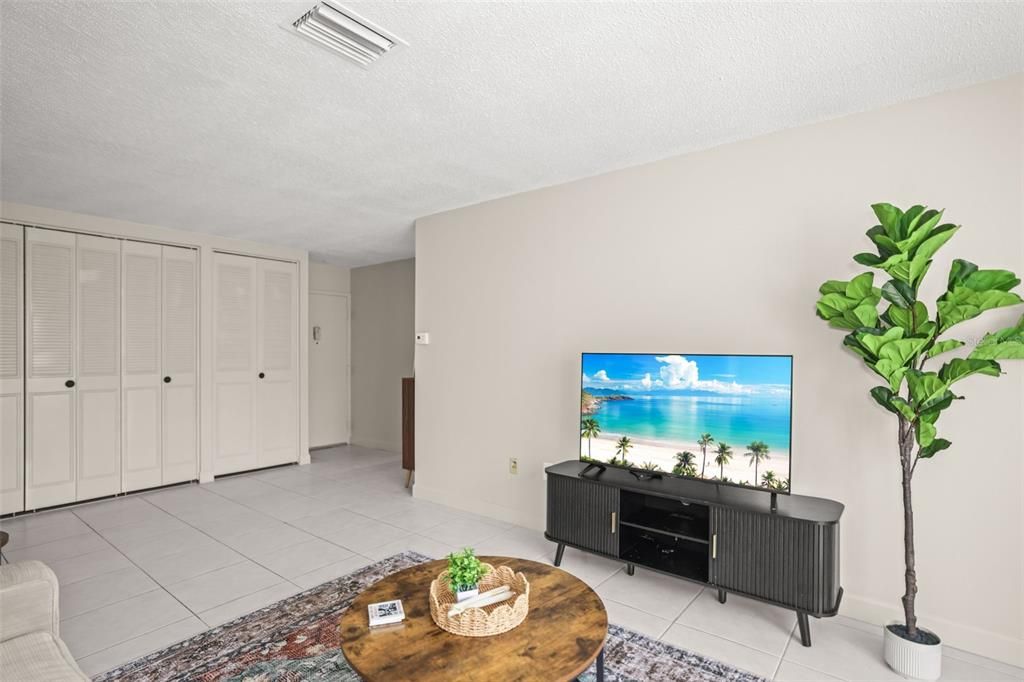 For Rent: $2,200 (2 beds, 1 baths, 920 Square Feet)