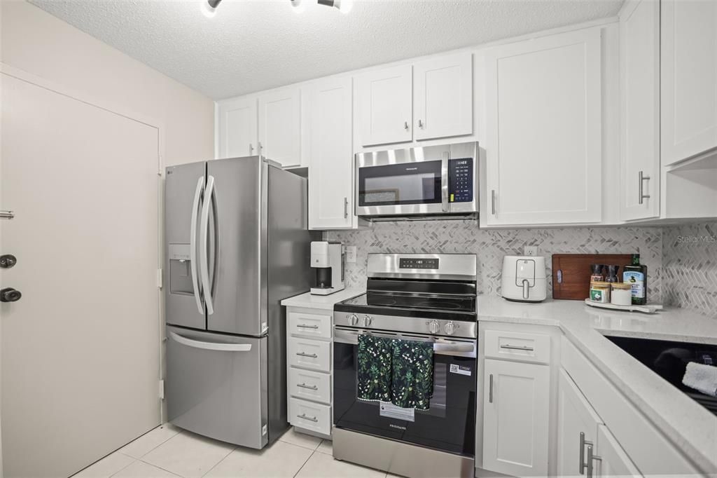 For Rent: $2,200 (2 beds, 1 baths, 920 Square Feet)