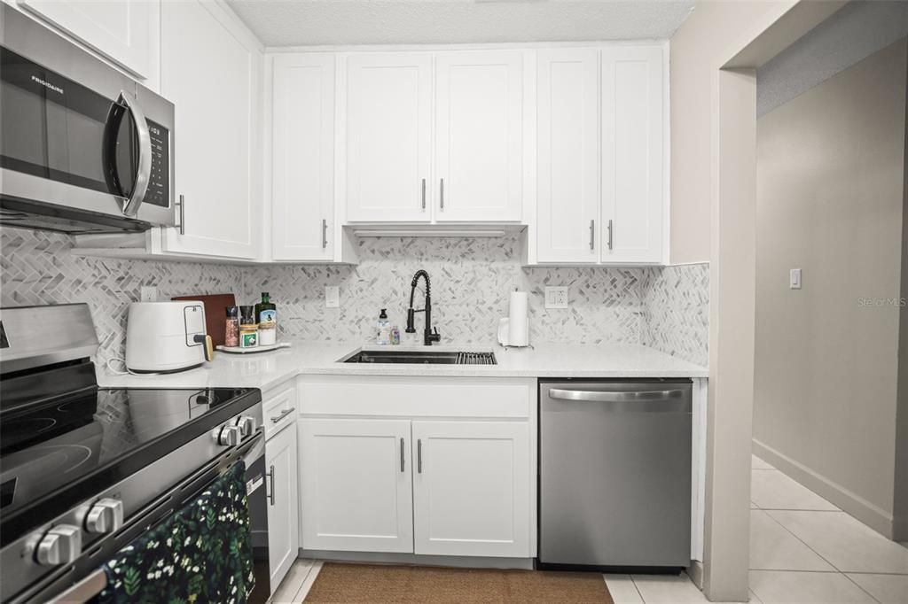 For Rent: $2,200 (2 beds, 1 baths, 920 Square Feet)
