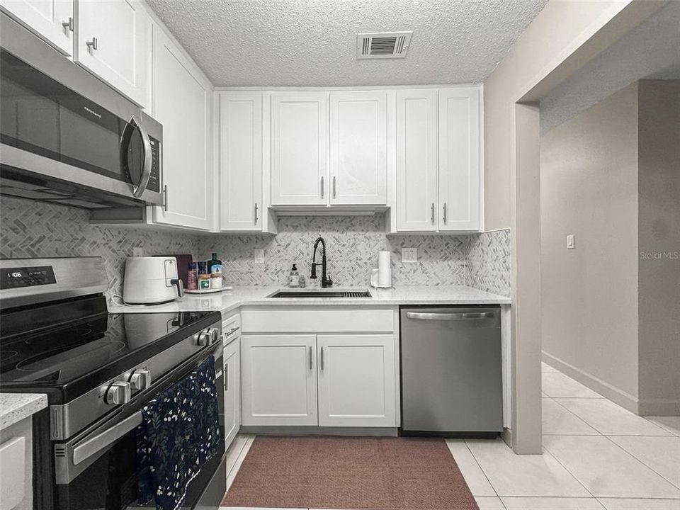 For Rent: $2,200 (2 beds, 1 baths, 920 Square Feet)