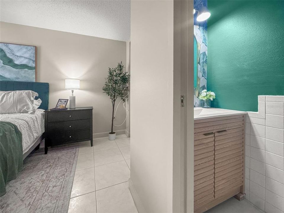 For Rent: $2,200 (2 beds, 1 baths, 920 Square Feet)