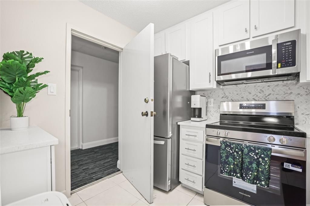 For Rent: $2,200 (2 beds, 1 baths, 920 Square Feet)