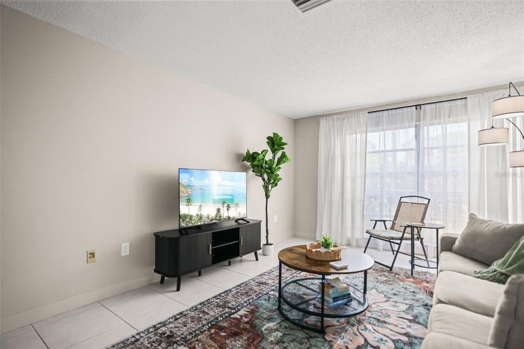 For Rent: $2,200 (2 beds, 1 baths, 920 Square Feet)