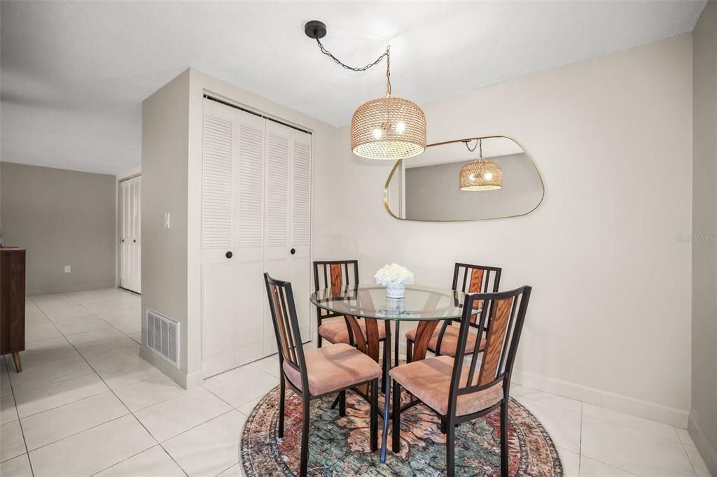 For Rent: $2,200 (2 beds, 1 baths, 920 Square Feet)