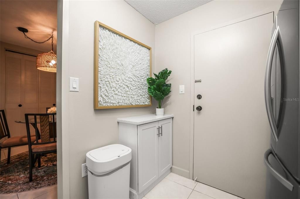 For Rent: $2,200 (2 beds, 1 baths, 920 Square Feet)