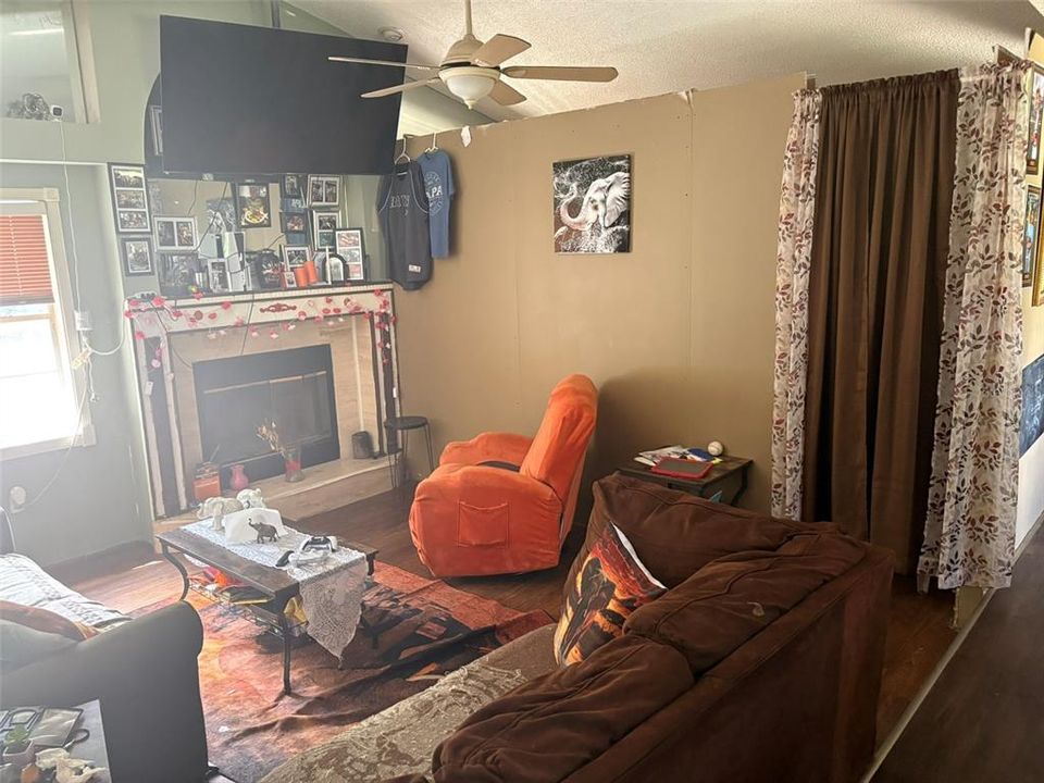 For Sale: $275,555 (3 beds, 2 baths, 1564 Square Feet)