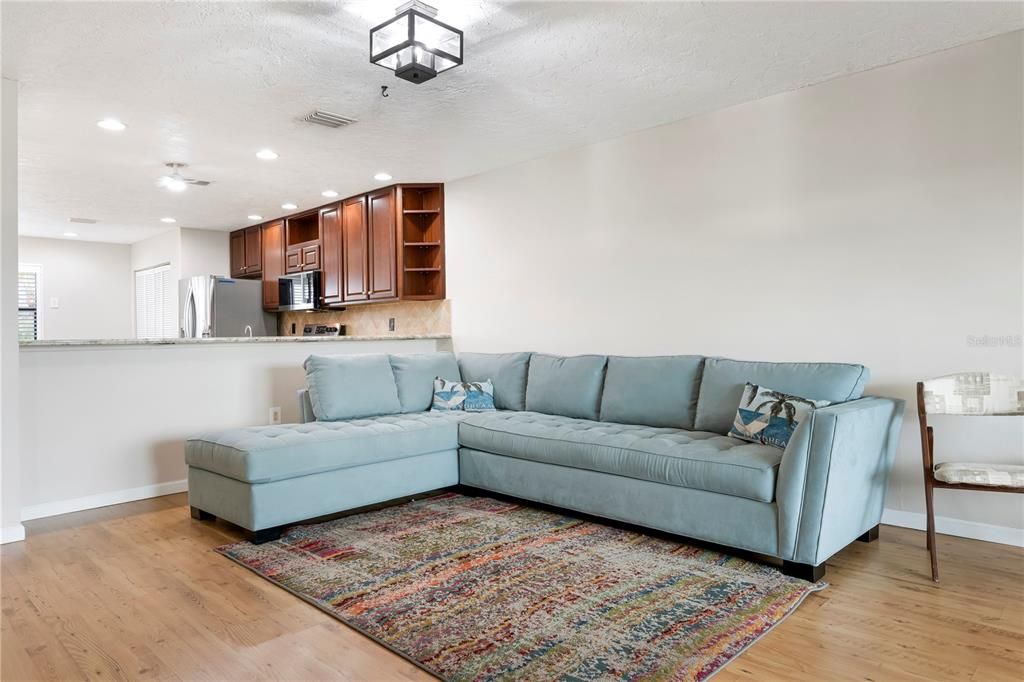 For Sale: $329,900 (2 beds, 2 baths, 1185 Square Feet)