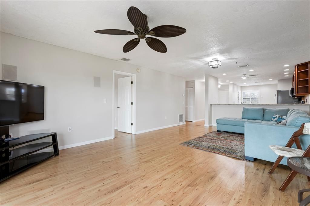 For Sale: $329,900 (2 beds, 2 baths, 1185 Square Feet)