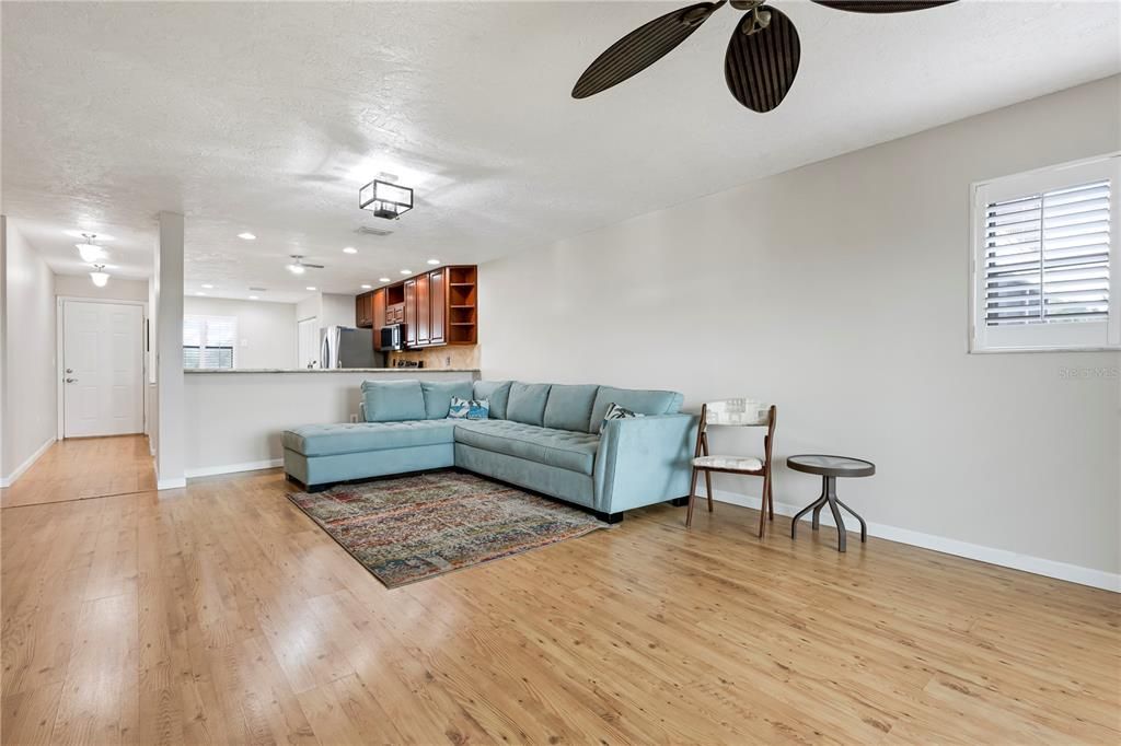 For Sale: $329,900 (2 beds, 2 baths, 1185 Square Feet)