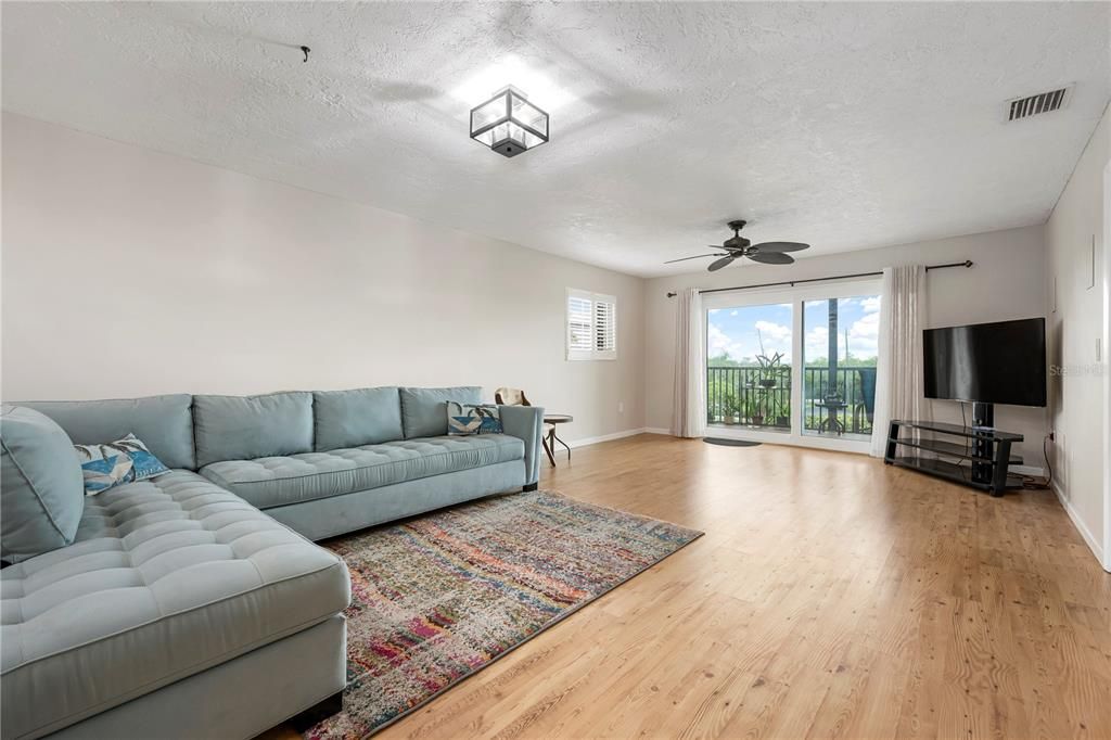 For Sale: $329,900 (2 beds, 2 baths, 1185 Square Feet)