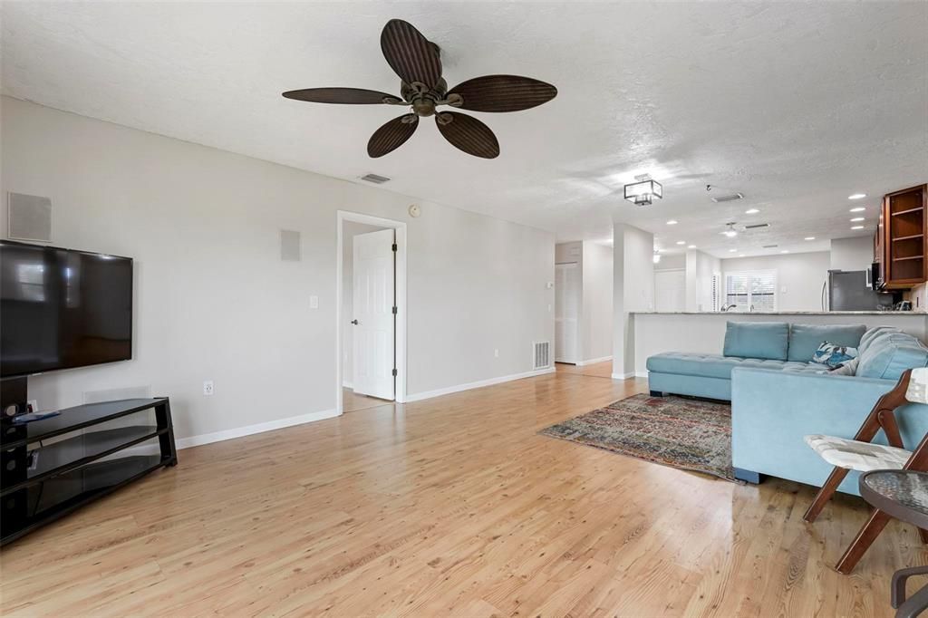 For Sale: $329,900 (2 beds, 2 baths, 1185 Square Feet)