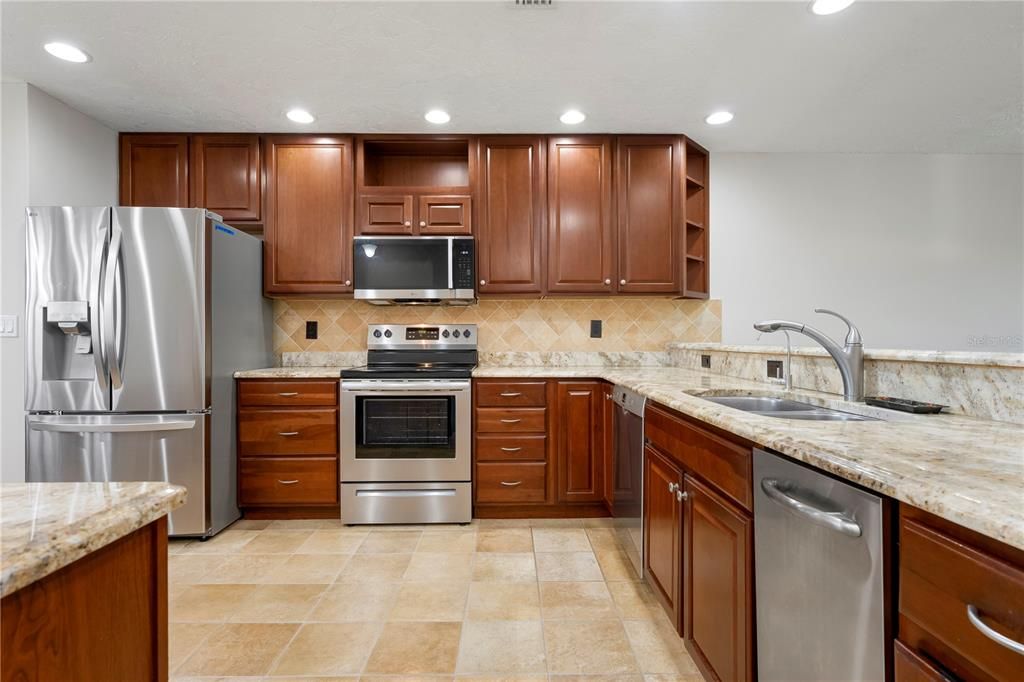 For Sale: $329,900 (2 beds, 2 baths, 1185 Square Feet)
