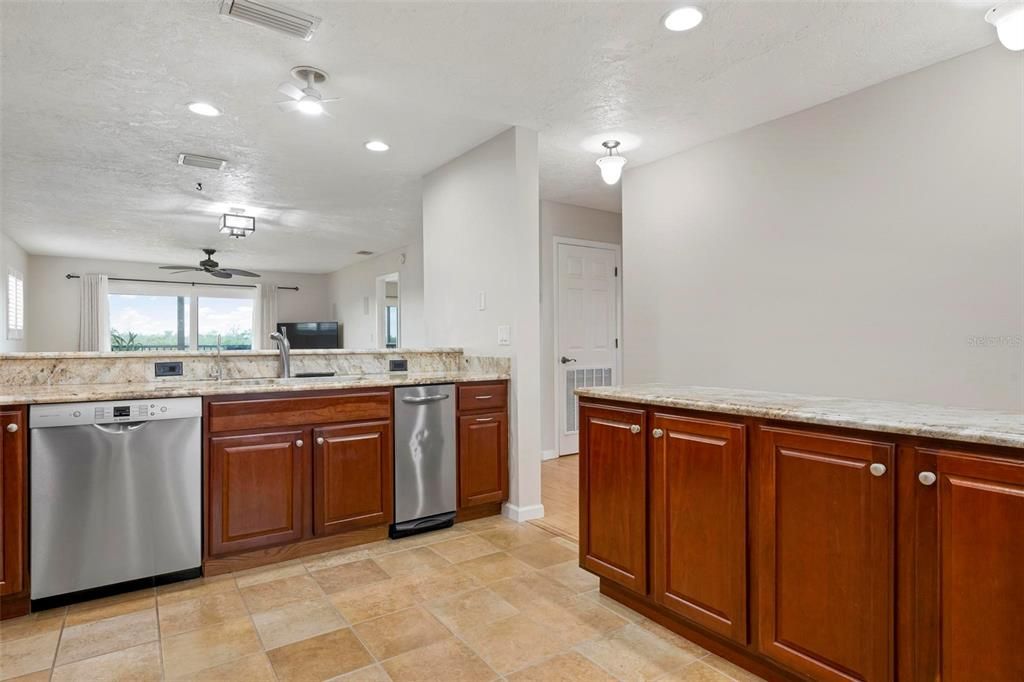 For Sale: $329,900 (2 beds, 2 baths, 1185 Square Feet)