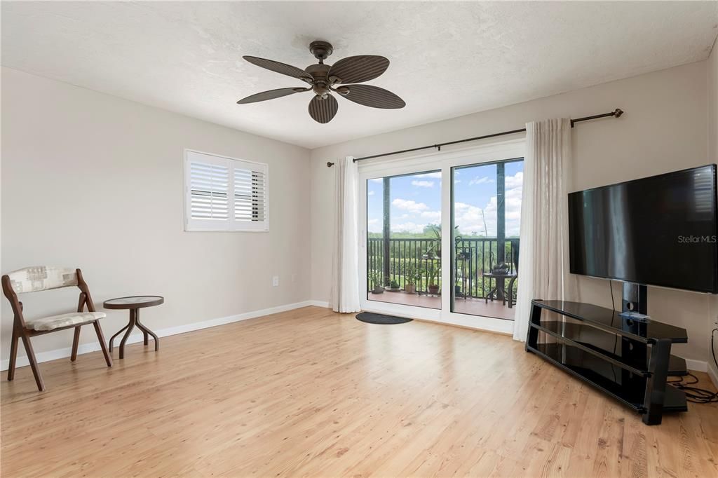 For Sale: $329,900 (2 beds, 2 baths, 1185 Square Feet)