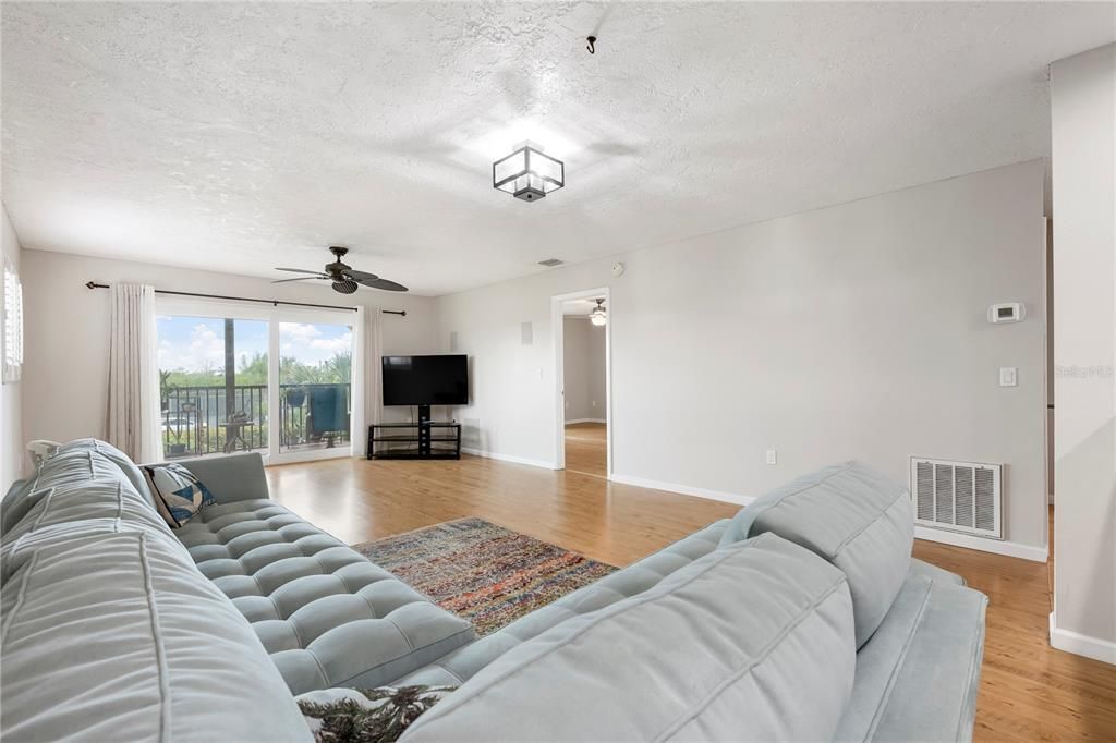For Sale: $329,900 (2 beds, 2 baths, 1185 Square Feet)