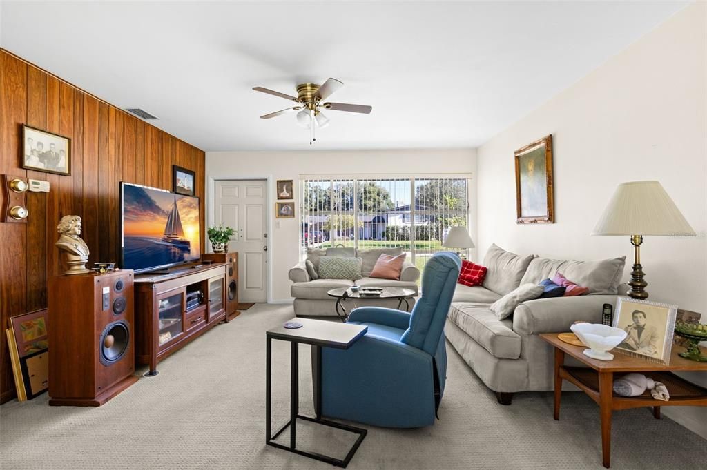 For Sale: $415,000 (3 beds, 2 baths, 1215 Square Feet)