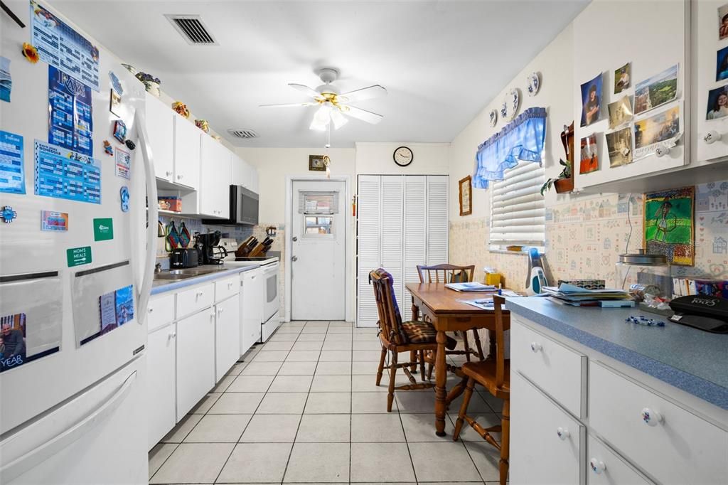 For Sale: $415,000 (3 beds, 2 baths, 1215 Square Feet)