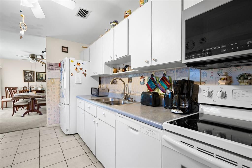 For Sale: $415,000 (3 beds, 2 baths, 1215 Square Feet)
