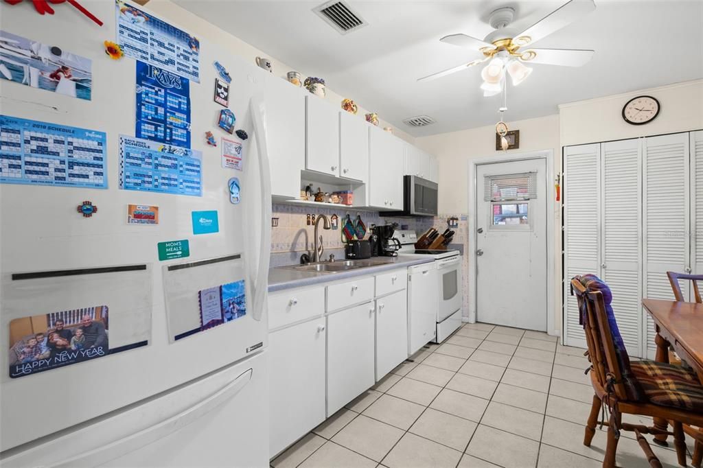 For Sale: $415,000 (3 beds, 2 baths, 1215 Square Feet)