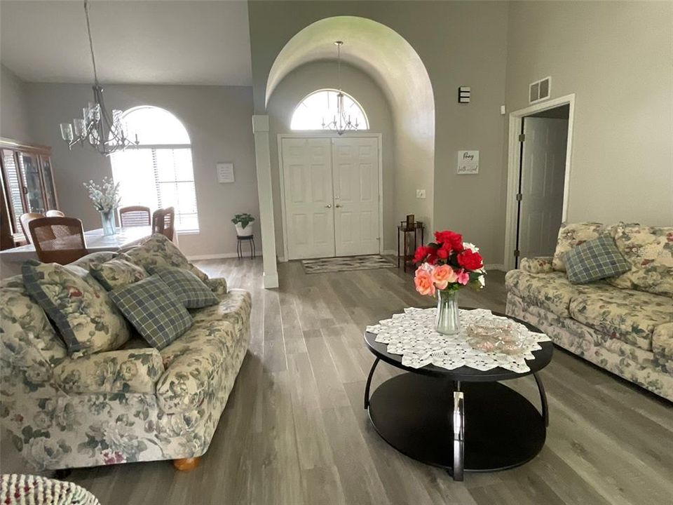 En Venta: $335,000 (3 camas, 2 baños, 1901 Pies cuadrados)