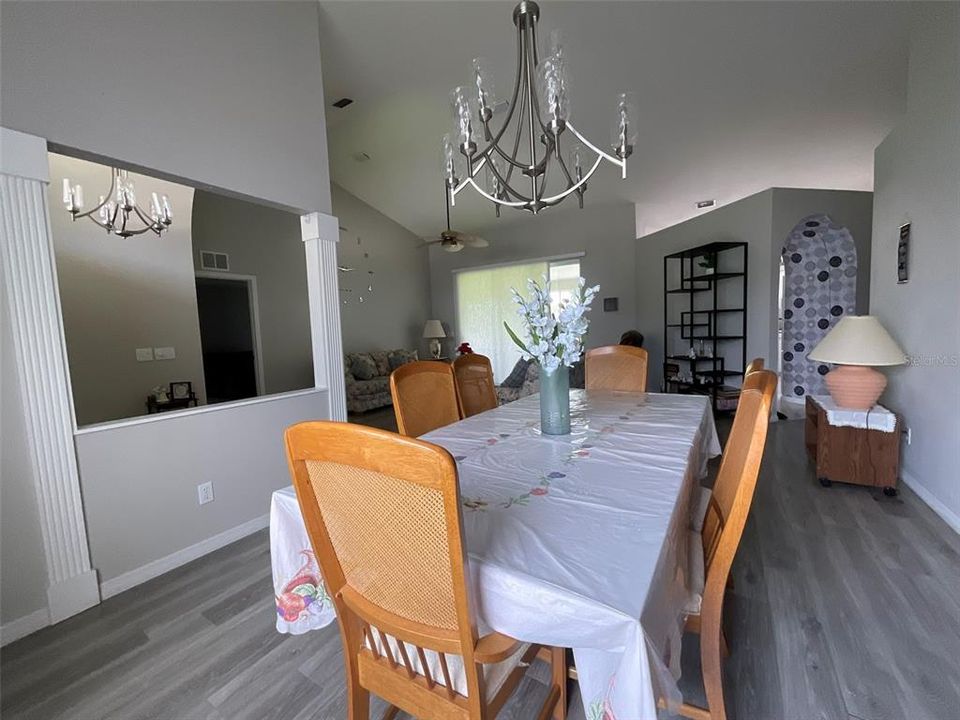 En Venta: $335,000 (3 camas, 2 baños, 1901 Pies cuadrados)