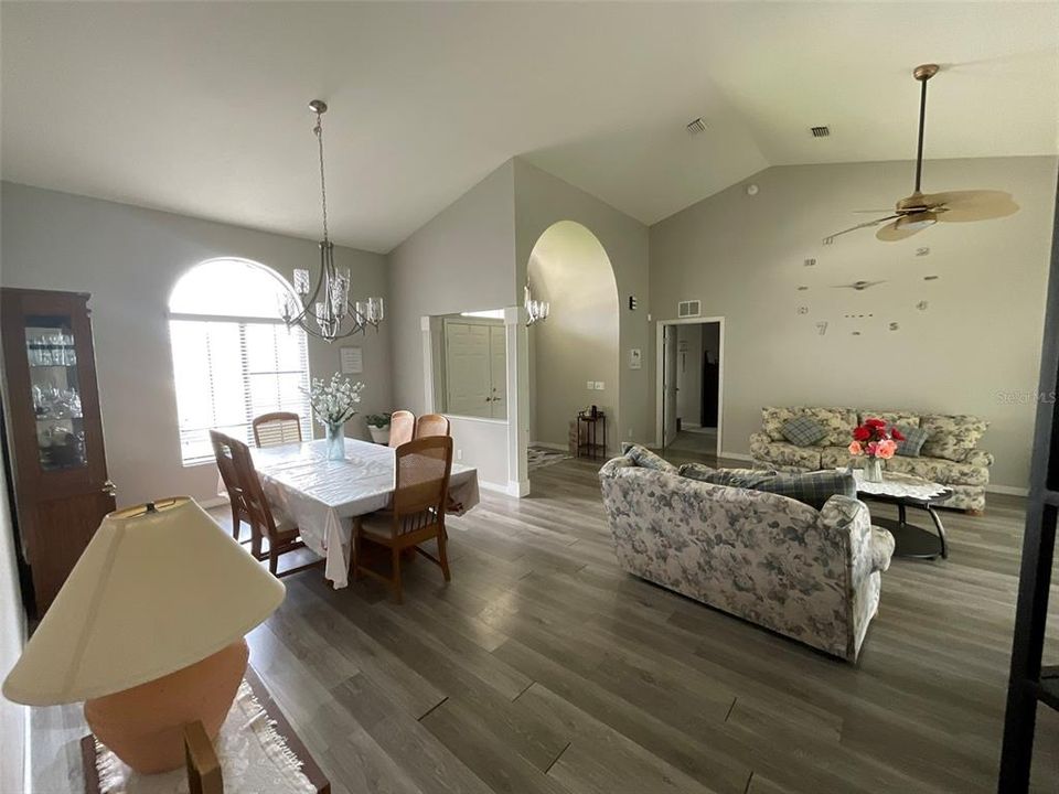 En Venta: $335,000 (3 camas, 2 baños, 1901 Pies cuadrados)