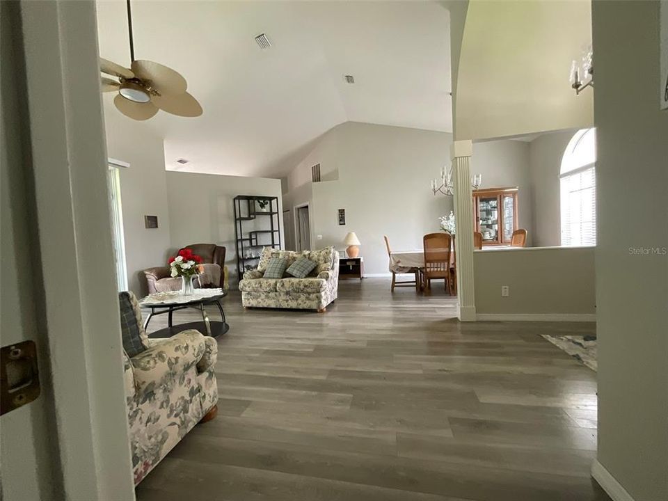 En Venta: $335,000 (3 camas, 2 baños, 1901 Pies cuadrados)