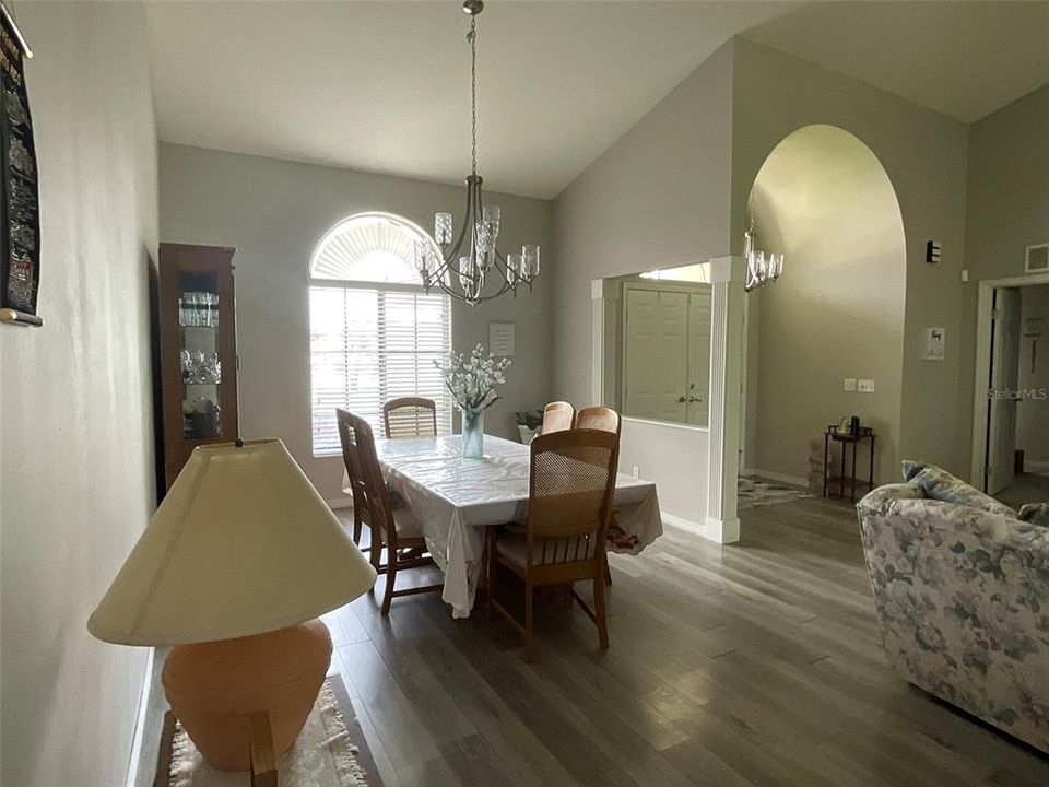 En Venta: $335,000 (3 camas, 2 baños, 1901 Pies cuadrados)