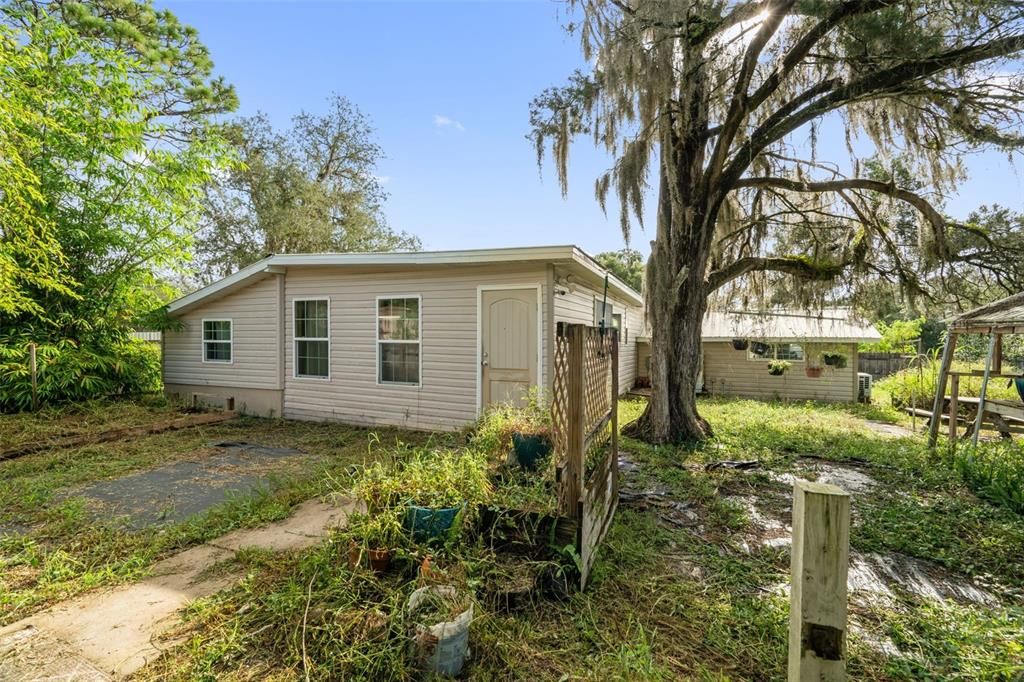 For Sale: $280,000 (2 beds, 2 baths, 903 Square Feet)