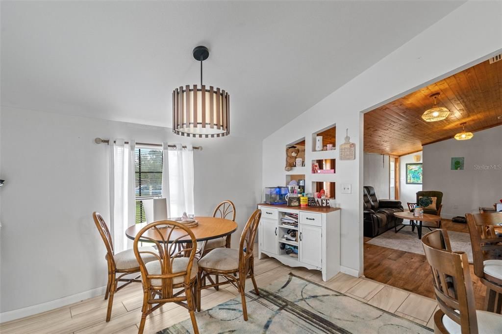 For Sale: $280,000 (2 beds, 2 baths, 903 Square Feet)