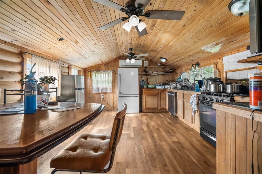 For Sale: $280,000 (2 beds, 2 baths, 903 Square Feet)