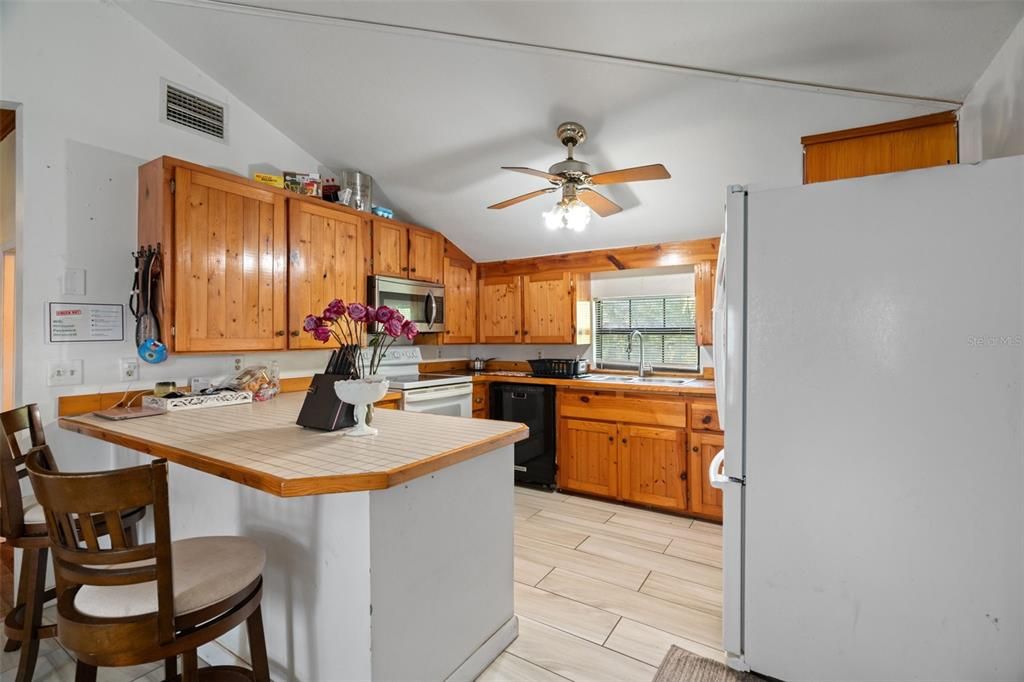 For Sale: $280,000 (2 beds, 2 baths, 903 Square Feet)