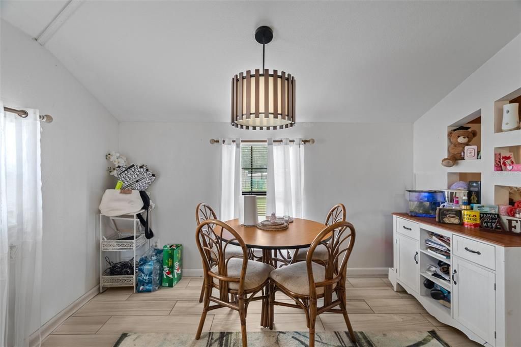 For Sale: $280,000 (2 beds, 2 baths, 903 Square Feet)