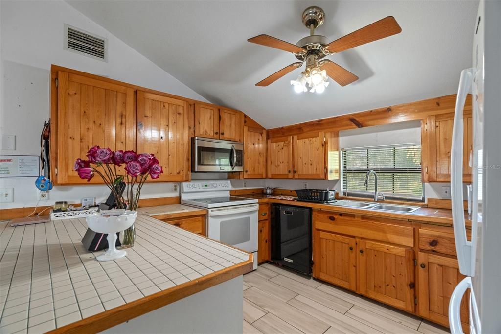 For Sale: $280,000 (2 beds, 2 baths, 903 Square Feet)