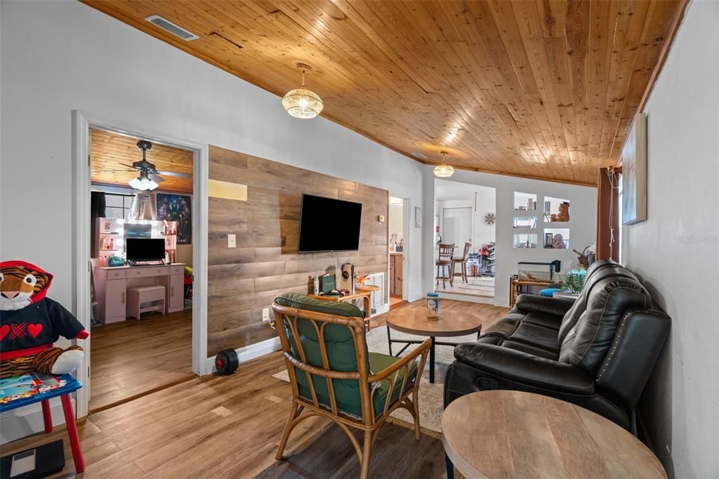 For Sale: $280,000 (2 beds, 2 baths, 903 Square Feet)