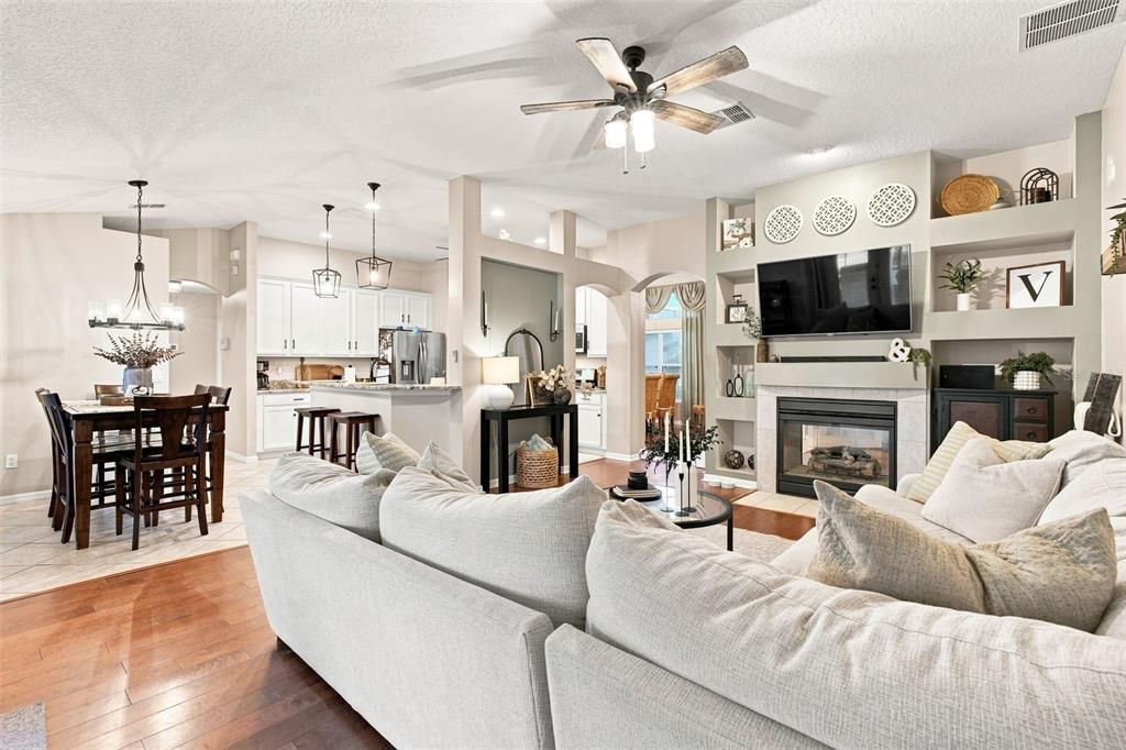 For Sale: $400,000 (4 beds, 2 baths, 2000 Square Feet)