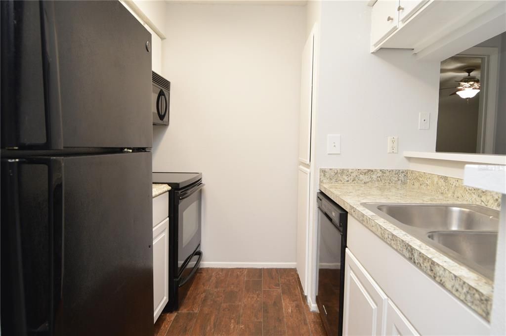 For Rent: $1,600 (2 beds, 2 baths, 1007 Square Feet)