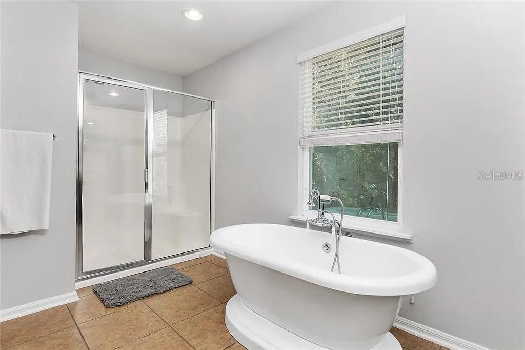 For Sale: $499,999 (6 beds, 4 baths, 3894 Square Feet)