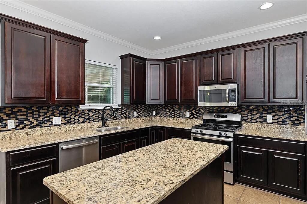 For Sale: $499,999 (6 beds, 4 baths, 3894 Square Feet)