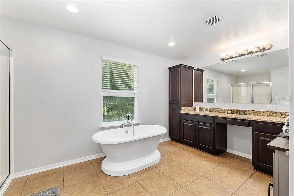 For Sale: $499,999 (6 beds, 4 baths, 3894 Square Feet)