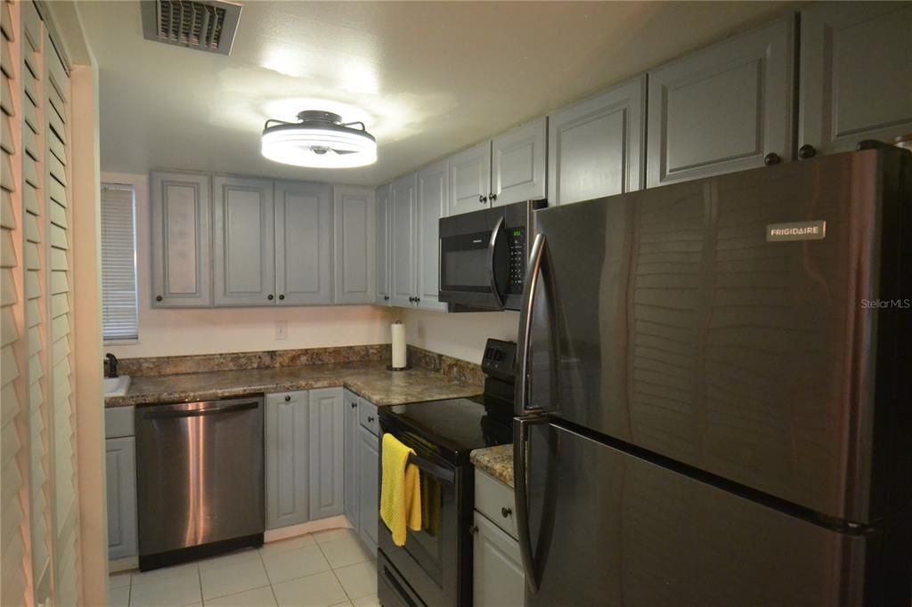 For Rent: $1,800 (1 beds, 1 baths, 690 Square Feet)