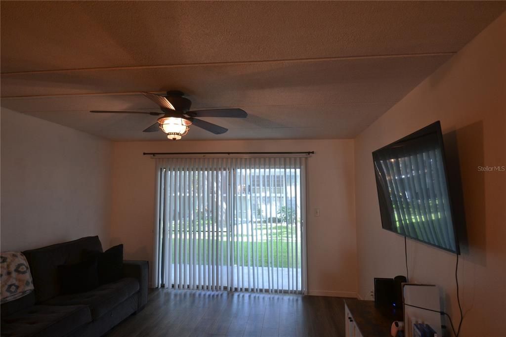 For Rent: $1,800 (1 beds, 1 baths, 690 Square Feet)