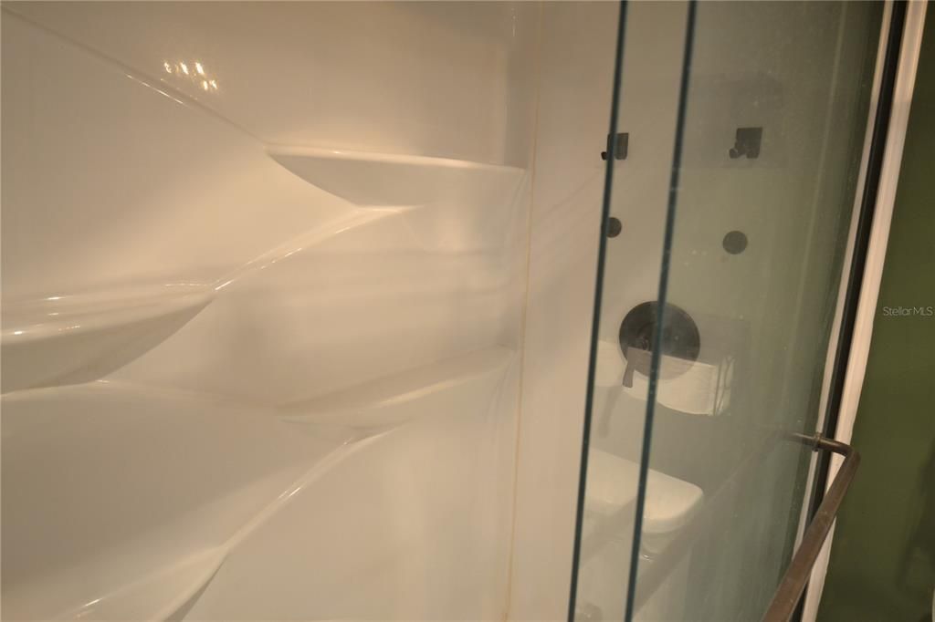 For Rent: $1,800 (1 beds, 1 baths, 690 Square Feet)