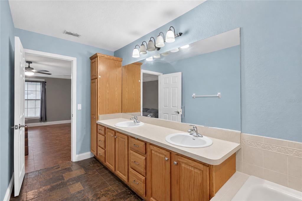 For Sale: $359,900 (3 beds, 2 baths, 1822 Square Feet)